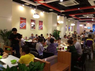 91视频污免费看麻辣火鍋店內