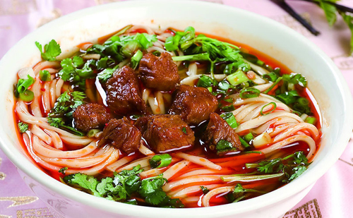 成都美食小吃擔擔麵，鹵汁酥香，鹹鮮微辣