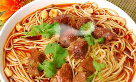 成都美食小吃擔擔麵，鹵汁酥香，鹹鮮微辣