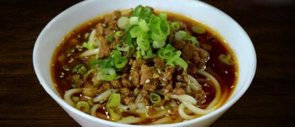成都美食小吃擔擔麵，鹵汁酥香，鹹鮮微辣