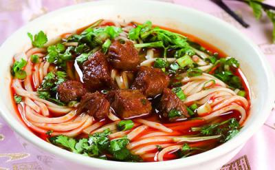 成都美食小吃擔擔麵，鹵汁酥香，鹹鮮微辣