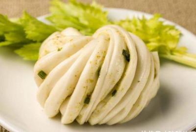 麵食如此做才簡單，不發麵、不用煮，比饅頭好吃，比花卷有嚼勁