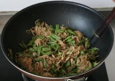 掛麵不要水煮，這種做法，5分鍾出鍋，老人和小孩都喜歡吃！